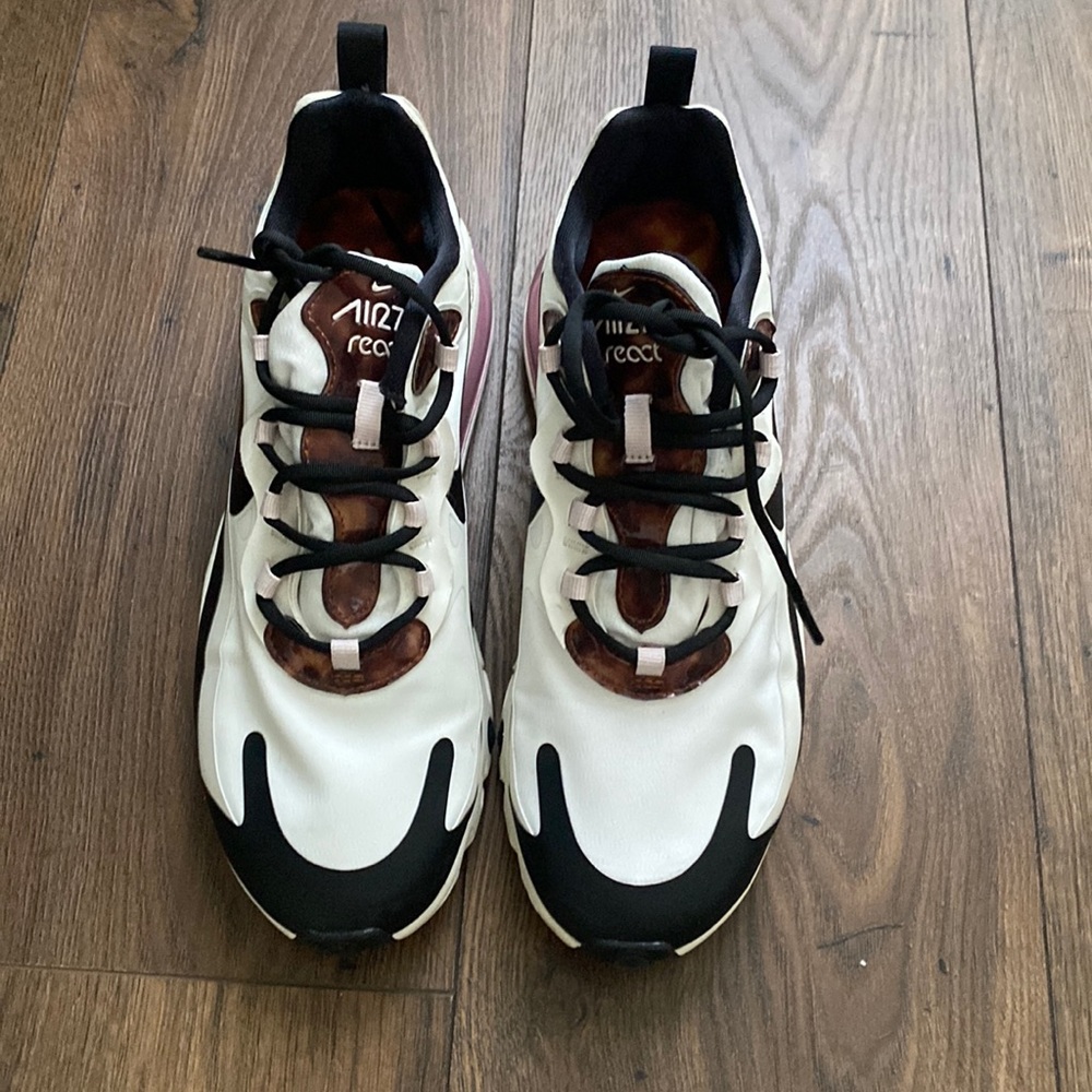 NIKE AIR MAX 270